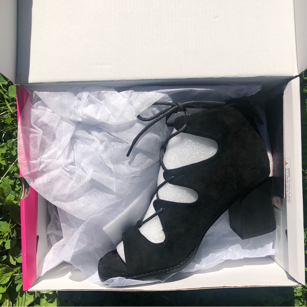 NWB Size 9 Chunky Sandals by Hey Girl
